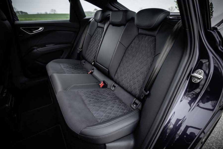 Интерьер Audi Q4 Sportback 40 e-tron S line 2021 года  (WW) (фото 13 из 23)